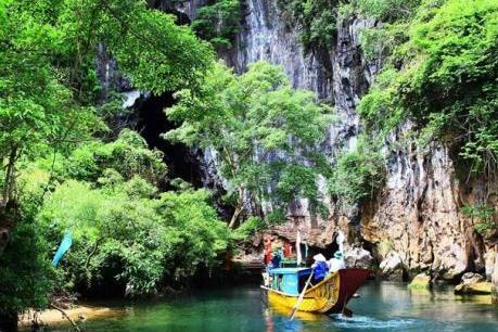 Quảng Bình tạm dừng đón khách du lịch đến tham quan, nghỉ dưỡng