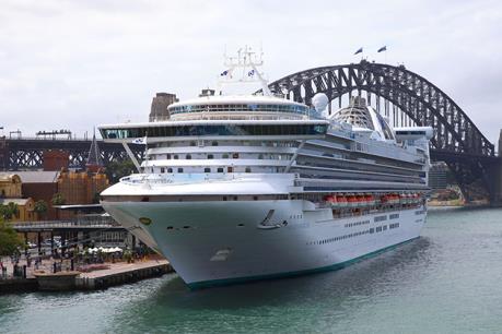 Hàng nghìn khách mắc kẹt trên du thuyền Golden Princess do có ca nghi nhiễm COVID-19