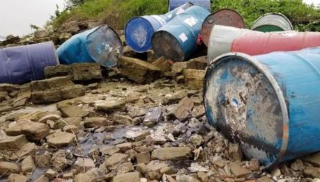 Truy tìm kẻ đổ trộm thùng phuy nghi chứa hóa chất độc hại xuống sông Hồng