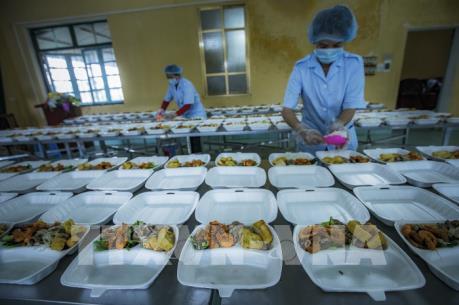 Dịch COVID-19: Ấm áp tình quân dân tại khu cách ly trường Quân sự tỉnh Hòa Bình