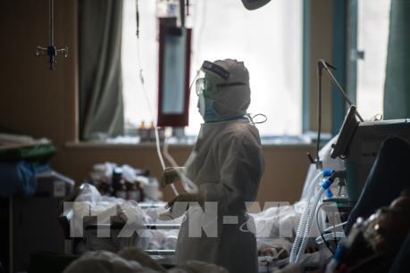 Anh đề nghị Ford và Rolls Royce tham gia sản xuất thiết bị y tế