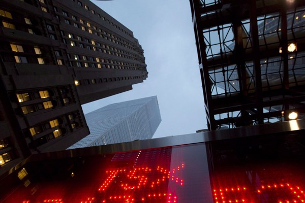 Thị trường chứng khoán Canada chạm “đáy” của 4 năm qua