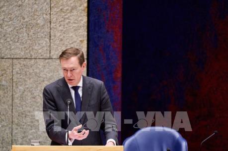 Bộ trưởng Y tế Hà Lan từ chức sau khi ngất tại cuộc thảo luận về dịch COVID-19