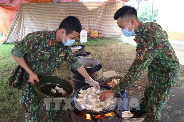 Lực lượng Quân đội quên mình chăm sóc người được cách ly: Tình dân tộc, nghĩa đồng bào