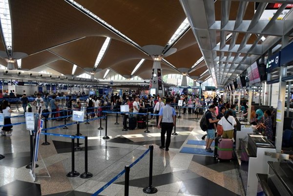 Đại sứ quán Việt Nam hỗ trợ một công dân bị mắc kẹt tại sân bay Kuala Lumpur