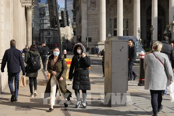 Dân Anh tình nguyện cung cấp đồ ăn miễn phí cho các y bác sĩ chống dịch bệnh