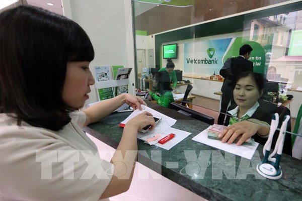 Dịch COVID-19: Các ngân hàng tiếp tục miễn, giảm phí giao dịch lần 2