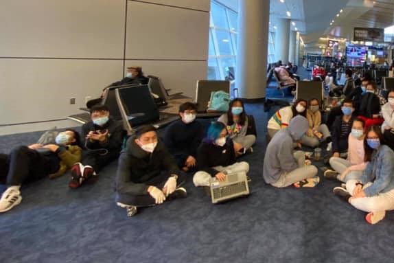 Du học sinh Việt Nam: “Chúng con sẽ ổn”!