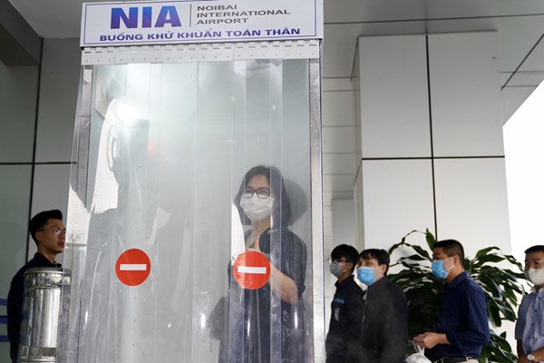 Cảng hàng không Nội Bài sản xuất thành công buồng khử khuẩn toàn thân