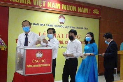 Tổng Liên đoàn Lao động Việt Nam trao tiền hỗ trợ dịch COVID-19