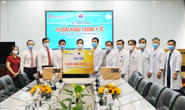 Vietravel tặng 15.000 khẩu trang y tế cho y bác sĩ tuyến đầu