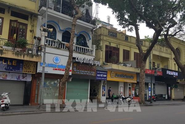 Dịch COVID-19: Nhiều cửa hàng tại Hà Nội thực hiện nghiêm việc đóng cửa 