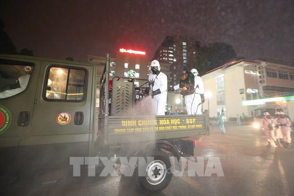 COVID-19: Binh chủng Hoá học khử trùng, tẩy độc Bệnh viện Bạch Mai