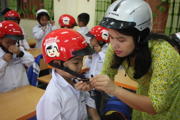 Honda tiếp tục tài trợ mũ bảo hiểm cho học sinh lớp Một năm học 2020-2021