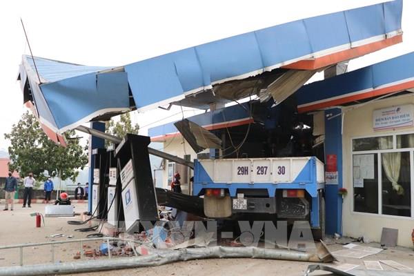 Xe cẩu đâm trực diện cây xăng làm 1 người chết, 4 người bị thương