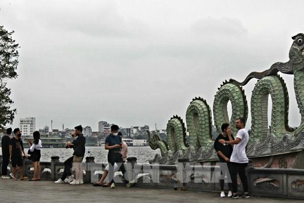 Hà Nội: Phớt lờ khuyến cáo, một số nơi vẫn tập trung đông người