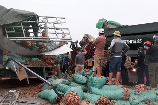 Nghệ An: Hai xe tải đấu đầu khiến hai người tử vong