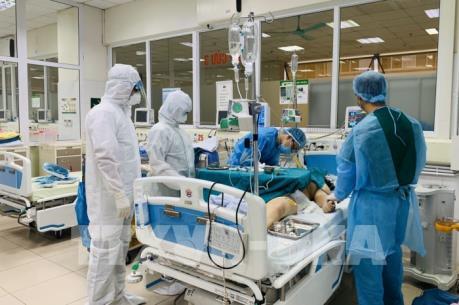 Dịch COVID-19: Tiếp tục theo dõi sát, tích cực điều trị các bệnh nhân nặng