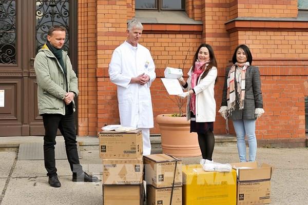 Thân thương những trái tim Việt giữa "bão dịch" trời Âu