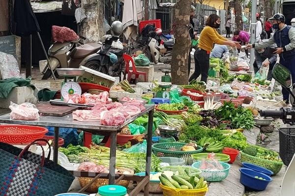 Chợ dân sinh Hà Nội dồi dào thực phẩm tươi sống