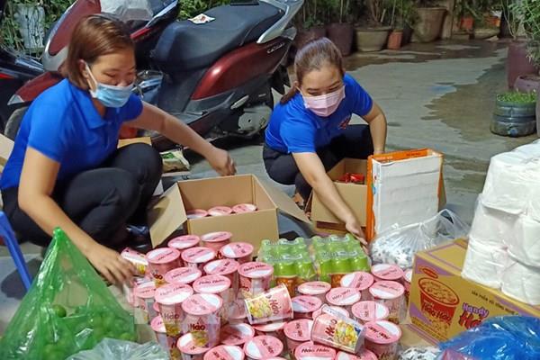 Nhiều gian hàng miễn phí cho người dân trong các khu cách ly