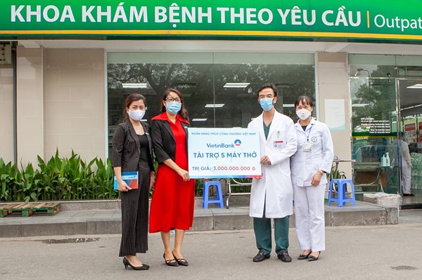 VietinBank tài trợ 5 máy trợ thở trị giá 3 tỷ đồng cho Bệnh viện Bạch Mai