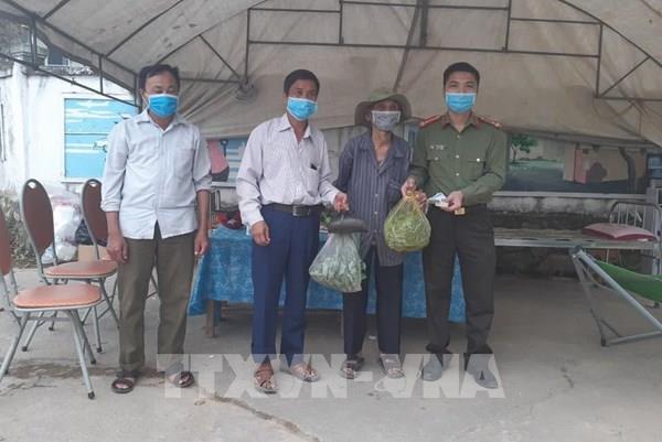 Từ những bó rau đến cân gạo thắm nghĩa đồng bào