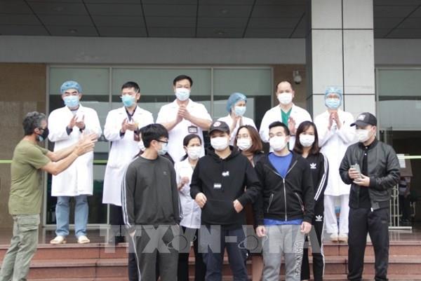 Thêm 12 bệnh nhân mắc COVID-19 được công bố khỏi bệnh