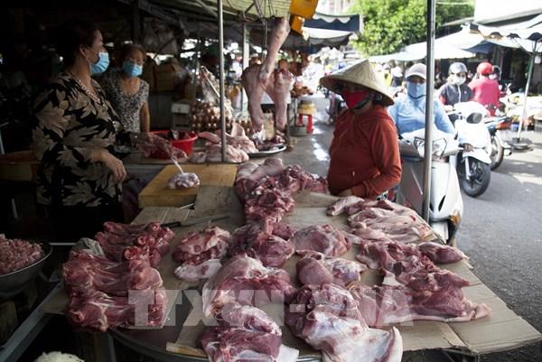 Giá thịt lợn vẫn cao dù giá lợn hơi giảm mạnh