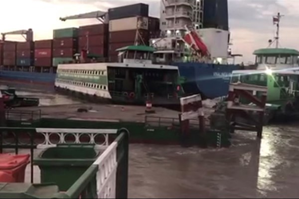 Tàu biển va chạm gây hư hỏng bến phao phà Cát Lái