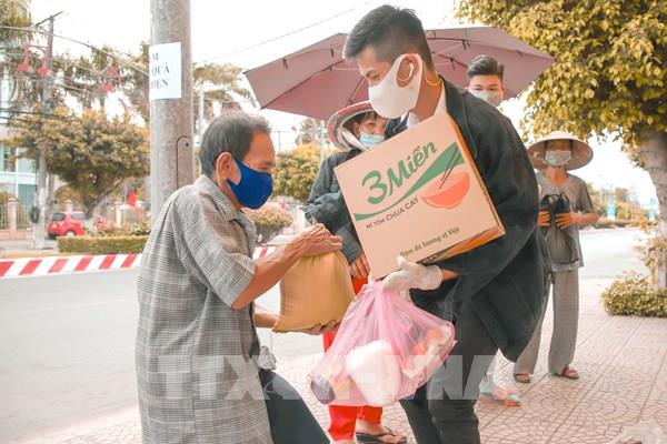 Hỗ trợ người bán vé số vơi đi khó khăn do ảnh hưởng của dịch COVID-19