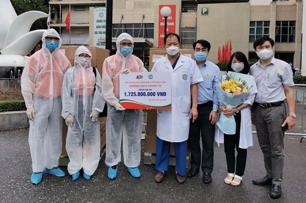 FPT tặng hàng chục ngàn trang phục bảo hộ và thiết bị y tế cho bệnh viện