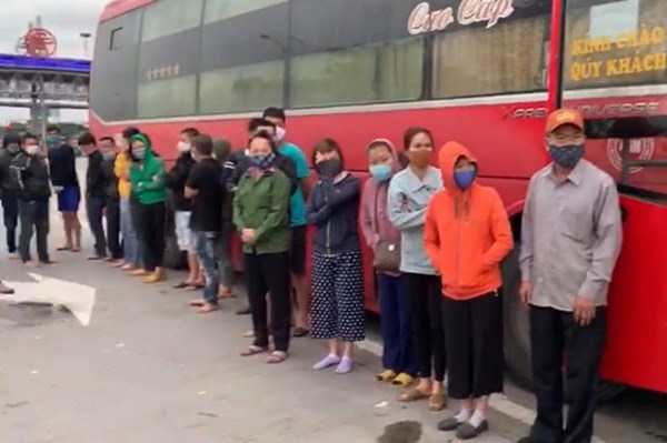 Hà Nội: Phát hiện xe ô tô chở 30 hành khách bất chấp lệnh cấm
