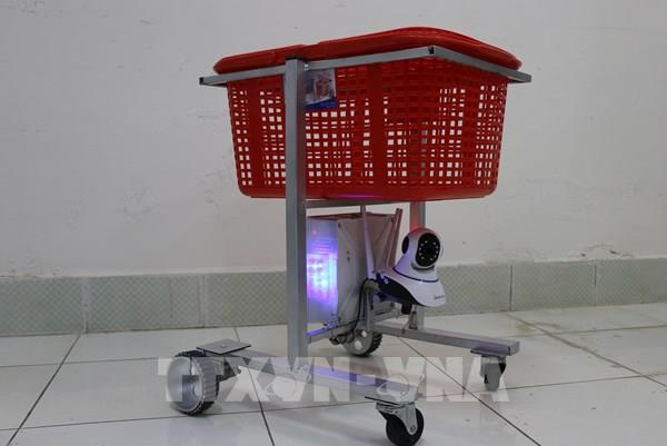 Bác sỹ Đồng Tháp sáng chế robot phục vụ người mắc COVID-19 