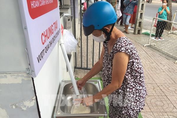 "ATM" gạo: Hỗ trợ người dân nghèo qua mùa dịch bệnh