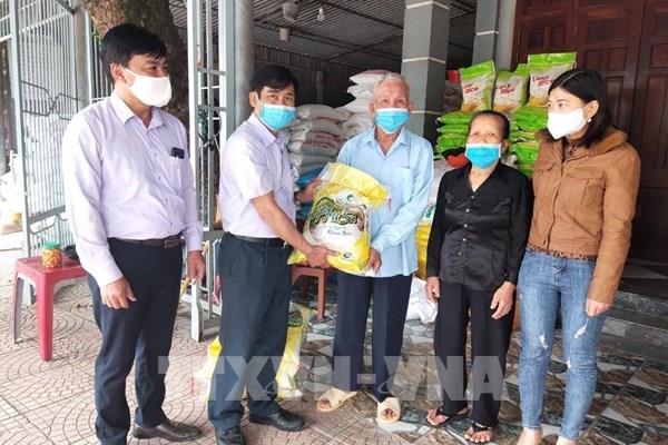 Hai gia đình ở Hà Tĩnh ủng hộ hơn 2,5 tấn gạo để phòng chống dịch COVID-19