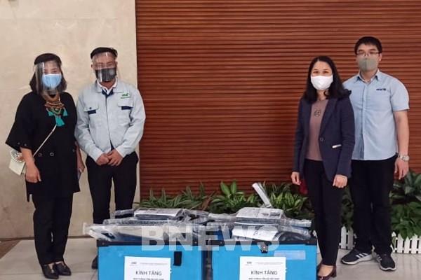 Green Plastic trao tặng TTXVN 3.000 mặt nạ chống giọt bắn