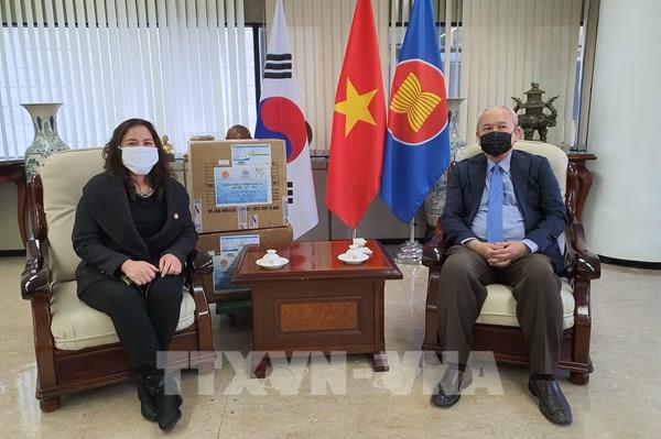 Hội doanh nhân và trí thức tặng khẩu trang cho người Việt Nam tại Hàn Quốc