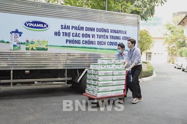 Vinamilk ủng hộ 15 tỷ đồng tiếp sức cho các đơn vị tuyến đầu chống dịch COVID-19