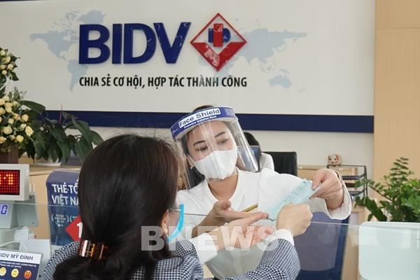 Lãi suất liên tục giảm, dòng tiền vẫn đổ về ngân hàng