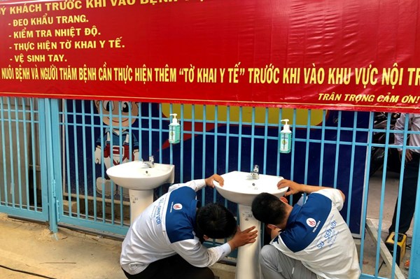 Dịch COVID-19: Đưa sứ vệ sinh kháng khuẩn Viglacera vào các điểm công cộng