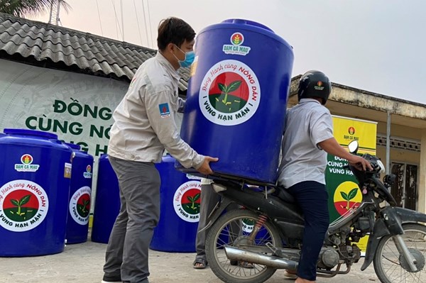 Đạm Cà Mau tặng bồn chứa nước cho người dân vùng hạn hán xâm nhập mặn