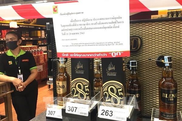 Thủ đô Bangkok cấm bán rượu, bia trong 10 ngày nhằm hạn chế tụ tập đông người