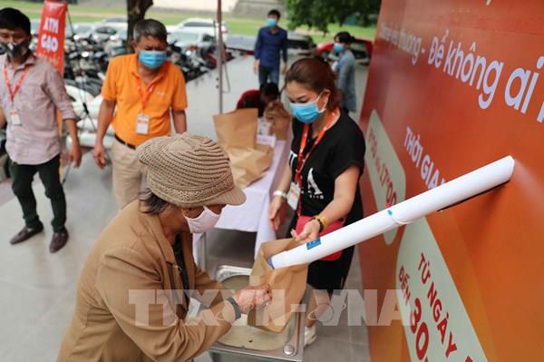 Dịch COVID-19: Cây “ATM gạo” giúp đỡ người nghèo đầu tiên ở Hà Nội