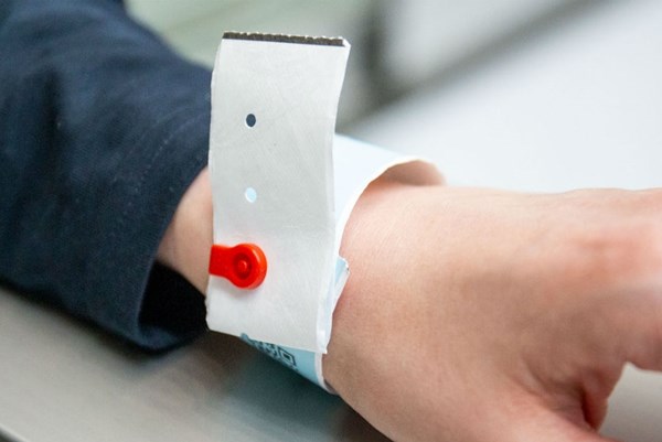 Dịch COVID-19: Hàn Quốc gắn vòng tay điện tử với người vi phạm quy định tự cách ly