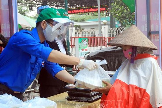 Ấm lòng những suất cơm “không đồng” giữa mùa dịch COVID-19
