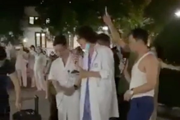 Bộ Y tế yêu cầu Bệnh viện Bạch Mai báo cáo vụ tụ tập đông người, không đeo khẩu trang