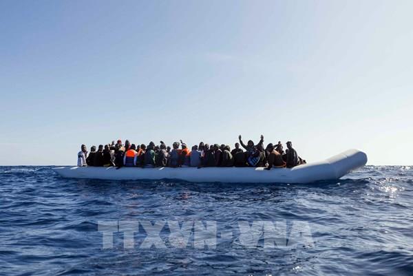 Tìm kiếm chiếc xuồng chở 85 người di cư mất tích ở Địa Trung Hải