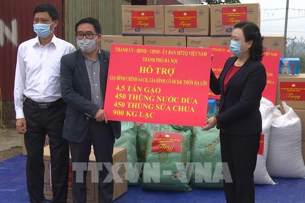 Hỗ trợ nhu yếu phẩm cho gần 3.000 hộ ở thôn Hạ Lôi, Hà Nội