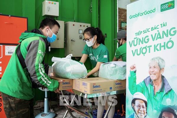 Dịch COVID-19: Grab Việt Nam tặng gần 80 tấn gạo và 8.000 thùng mì cho tài xế